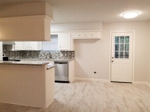 237 N Forest Dr in Willis, TX - Building Photo - Building Photo