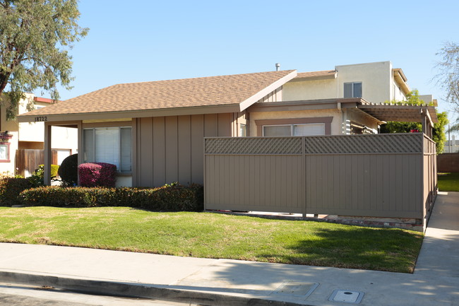 18722 Libra Cir in Huntington Beach, CA - Building Photo - Building Photo