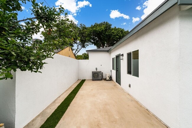 7020 Schroll St in Lakewood, CA - Building Photo - Building Photo