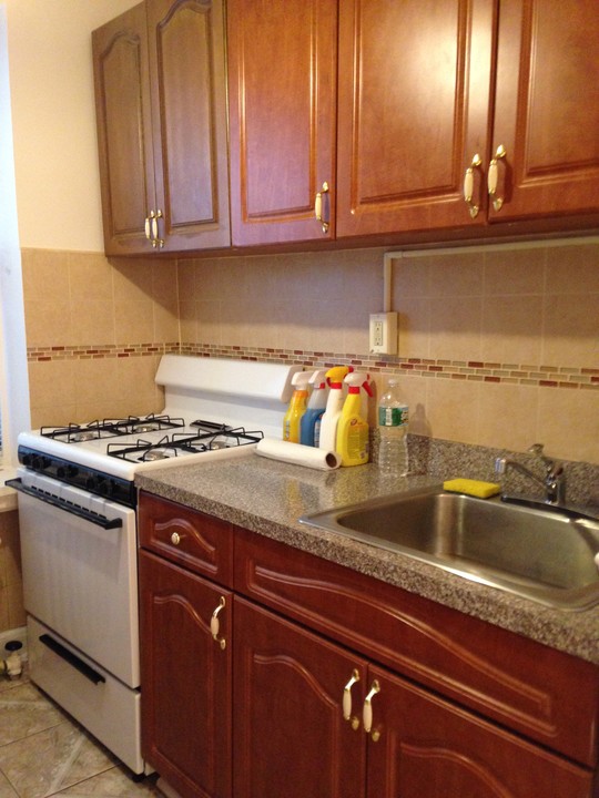 ONE BEDROOM APARTMENT in East Elmhurst, NY - Foto de edificio