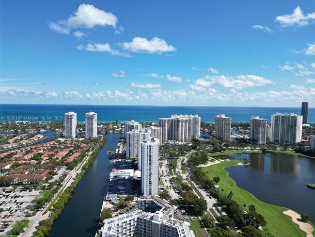 3675 N Country Club Dr, Unit 1006 in Aventura, FL - Building Photo - Building Photo