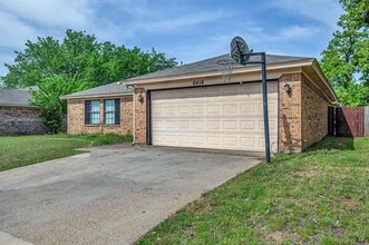 6414 Big Springs Dr in Arlington, TX - Foto de edificio - Building Photo
