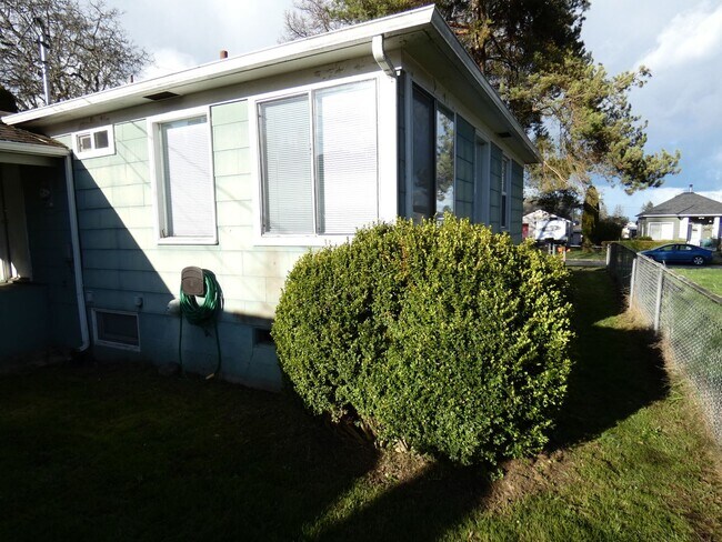 822 E 7th St in Port Angeles, WA - Building Photo - Building Photo