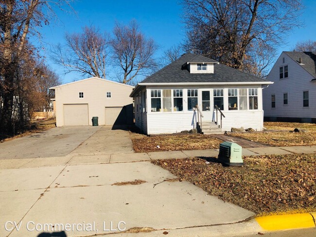 1013 W 20th St in Cedar Falls, IA - Building Photo - Building Photo