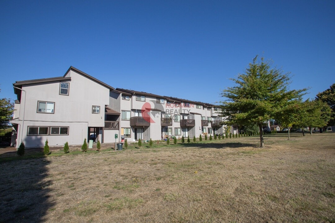 Clearview Village in Longview, WA - Foto de edificio
