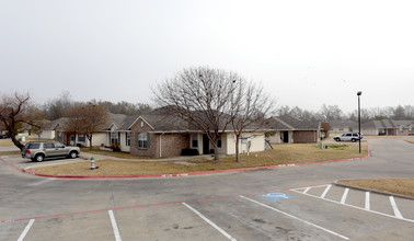 Oak Meadows Townhomes in Commerce, TX - Foto de edificio - Building Photo