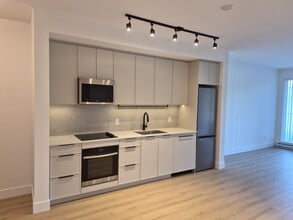 3055 Murray St in Port Moody, BC - Building Photo - Building Photo