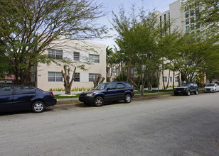 221 Zamora Ave in Coral Gables, FL - Building Photo - Building Photo