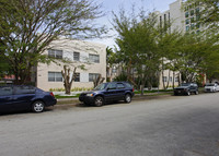 221 Zamora Ave in Coral Gables, FL - Foto de edificio - Building Photo