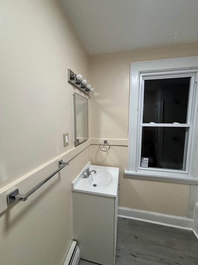 85 Jackson St, Unit 2 Fl in Ansonia, CT - Foto de edificio - Building Photo