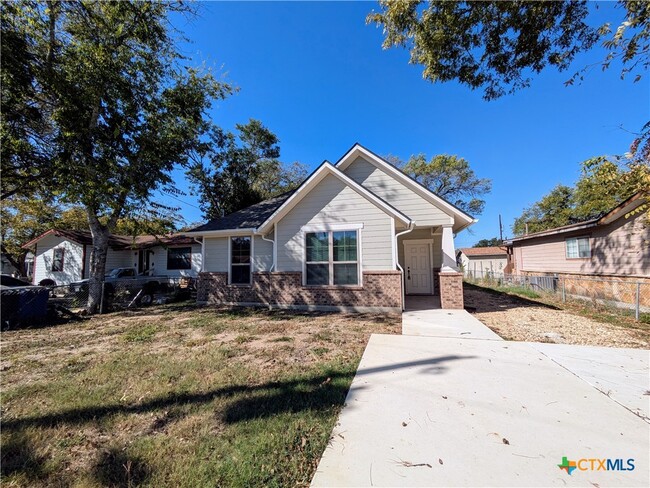 2250 W Bridge St in New Braunfels, TX - Foto de edificio - Building Photo