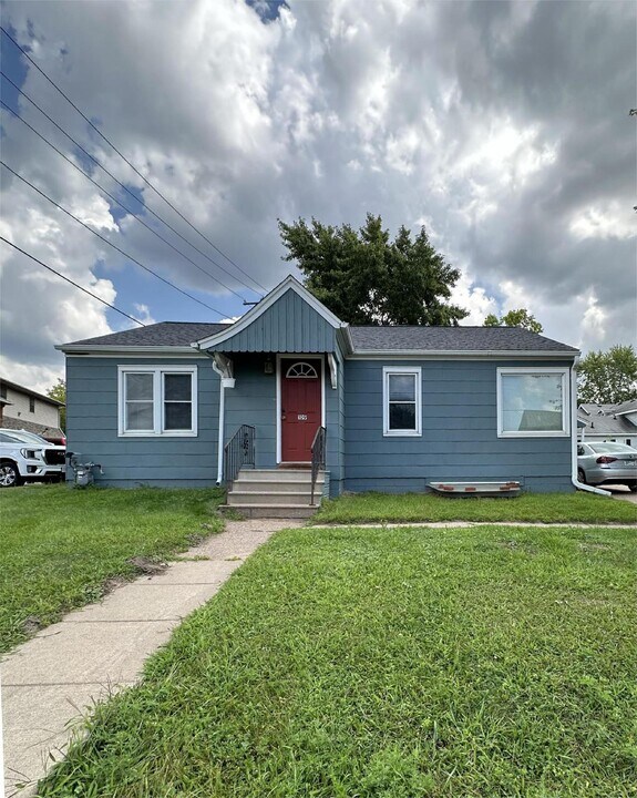 109 10th Ave in Eau Claire, WI - Foto de edificio