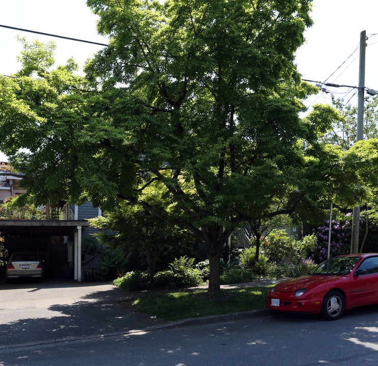 2214 W 5th Ave in Vancouver, BC - Building Photo