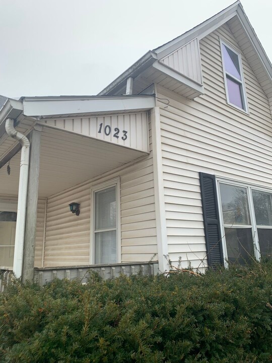 1023 W 5th St in Waterloo, IA - Building Photo