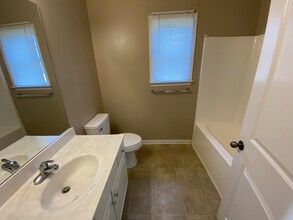 1016 Meriweather Dr in Calera, AL - Building Photo - Building Photo