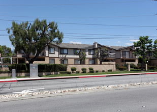 Gladstone Ridge Apartments in Glendora, CA - Foto de edificio - Building Photo