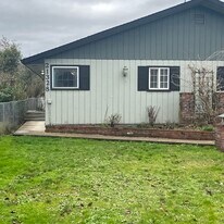 21326 Main St NE in Aurora, OR - Building Photo