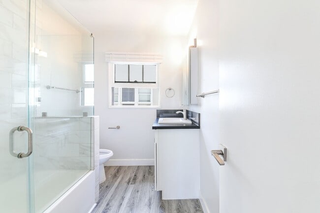 241 Bonito Ave in Long Beach, CA - Building Photo - Building Photo