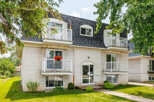 3876 Sainte-Rose Boul in Laval, QC - Building Photo