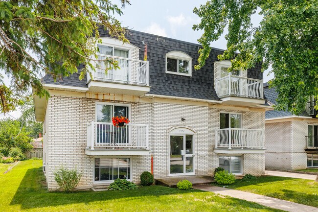 3876 Sainte-Rose Boul in Laval, QC - Building Photo - Primary Photo