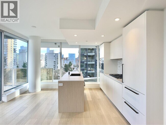 1365 Davie St in Vancouver, BC - Building Photo - Building Photo