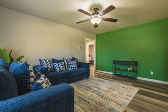 106 Mimosa St in Lake Jackson, TX - Building Photo - Building Photo