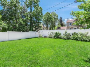 32 Valley View Rd in Great Neck, NY - Building Photo - Building Photo
