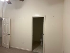 565 Quaker Ln, Unit 127 in West Warwick, RI - Building Photo - Building Photo