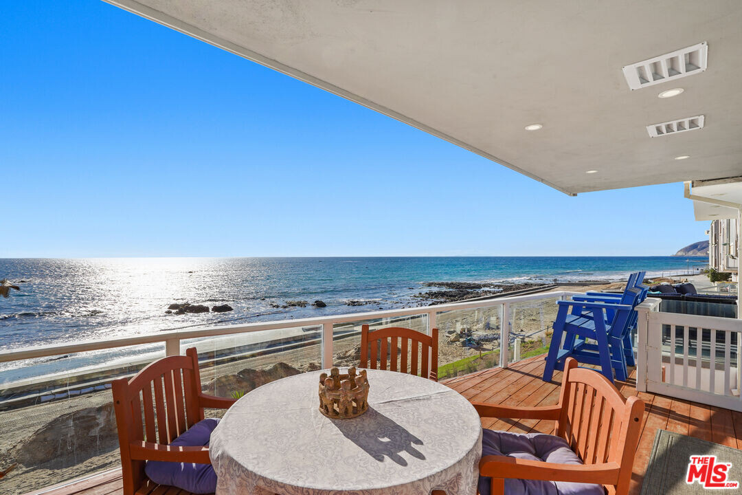 11876 S Beach Club Way in Malibu, CA - Building Photo