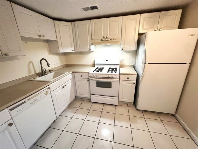 295 W Wyoming Ave, Unit #9C in Stoneham, MA - Building Photo - Building Photo