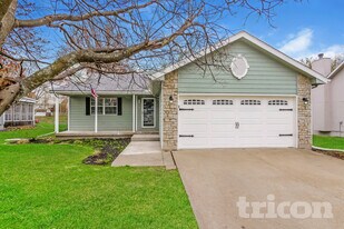 303 N Darrowby Dr in Raymore, MO - Building Photo