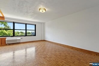 2352 Linwood Ave in Fort Lee, NJ - Building Photo - Building Photo