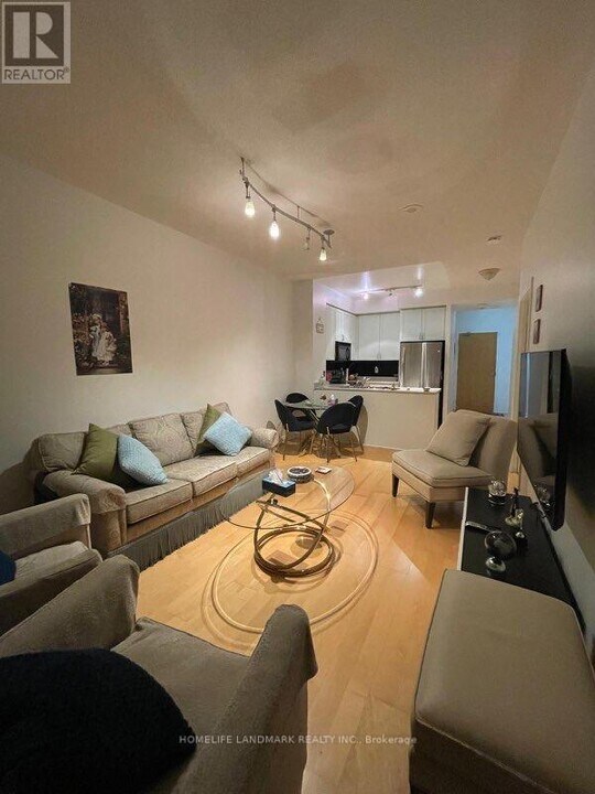 3939 Duke of York Blvd in Mississauga, ON - Building Photo