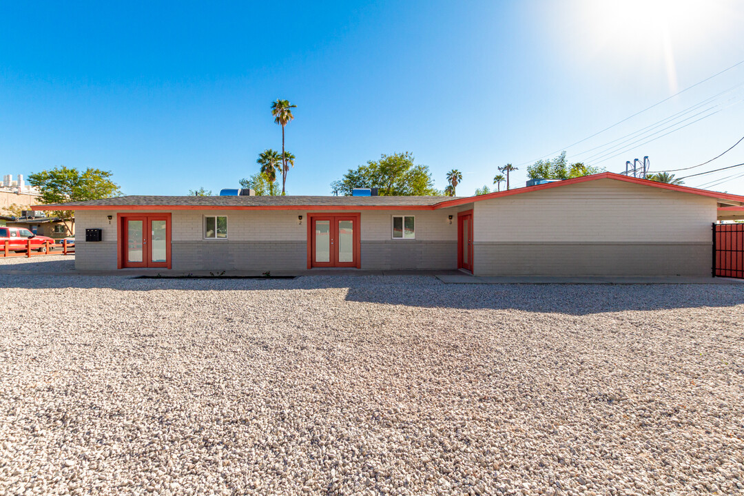 1332 N 50th St in Phoenix, AZ - Foto de edificio