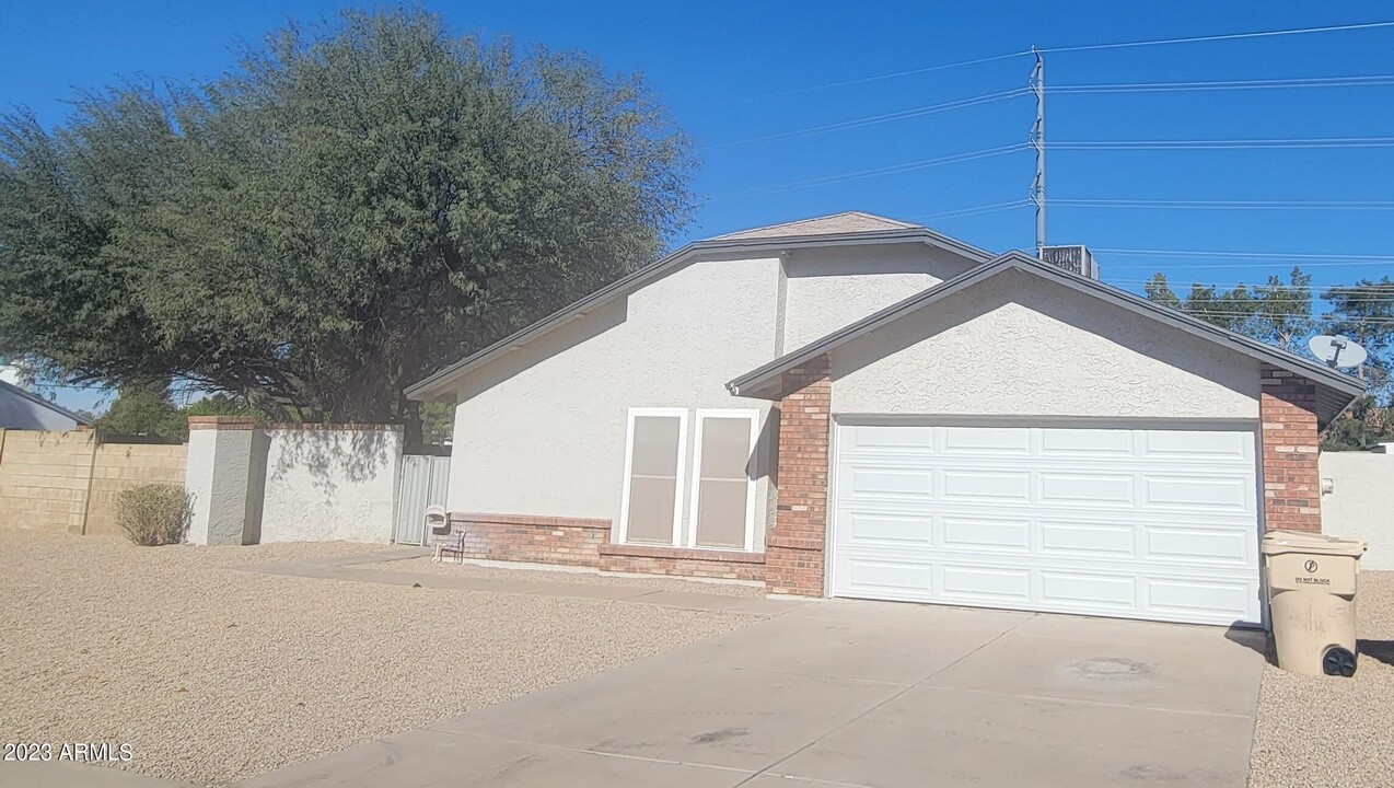 6320 W Shaw Butte Dr in Glendale, AZ - Building Photo