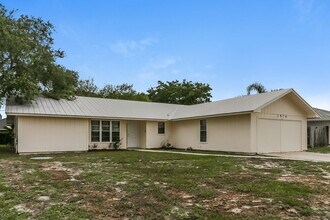 1574 SE Cownie St in Port St. Lucie, FL - Foto de edificio - Building Photo