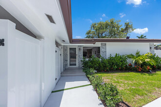 2556 Middle River Dr in Fort Lauderdale, FL - Foto de edificio - Building Photo