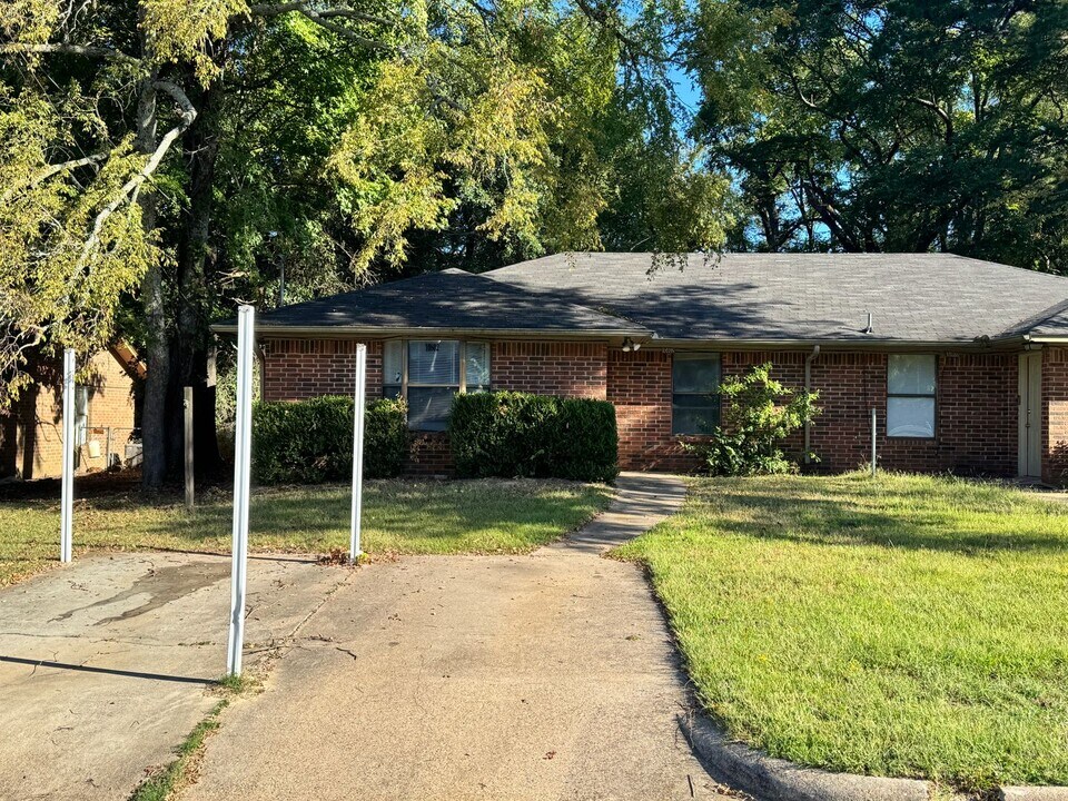 10802 Kiamichi Dr in Tyler, TX - Building Photo