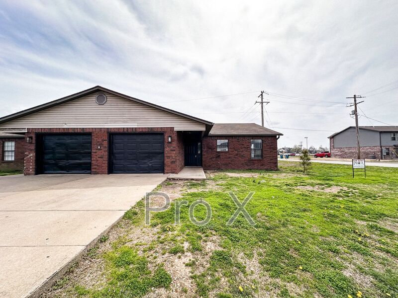 639 E 1st St-Unit -639 E 1st in Gentry, AR - Foto de edificio