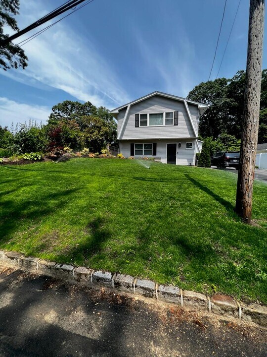 26 Cedarwood Dr in Huntington Station, NY - Building Photo