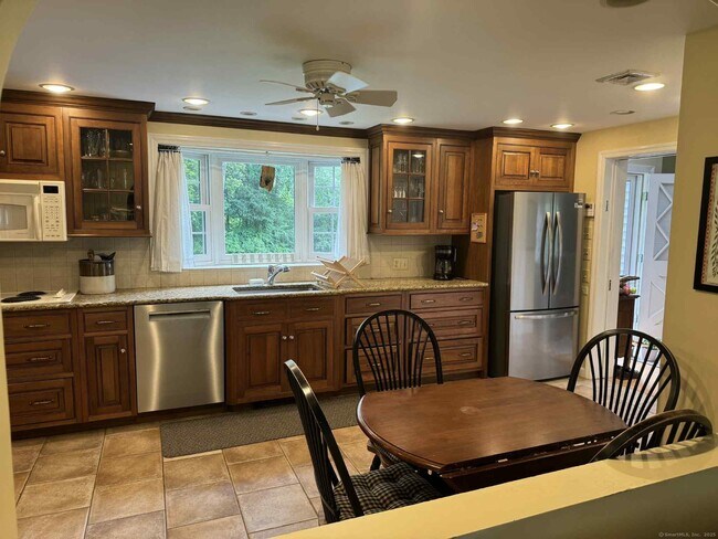 437 Green Hill Rd in Madison, CT - Foto de edificio - Building Photo