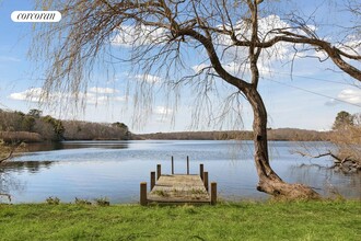 33 Lake Side Dr in Southampton, NY - Building Photo - Building Photo