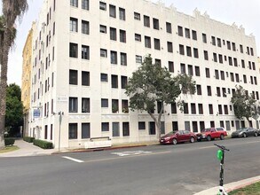 Valdamour Apartments in Los Angeles, CA - Foto de edificio - Building Photo