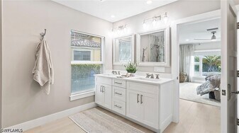 440 Kingstown Dr in Naples, FL - Building Photo