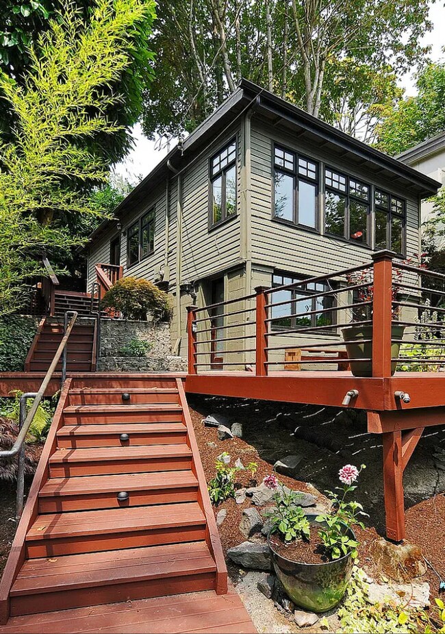 1117 Newport Way in Seattle, WA - Building Photo - Building Photo