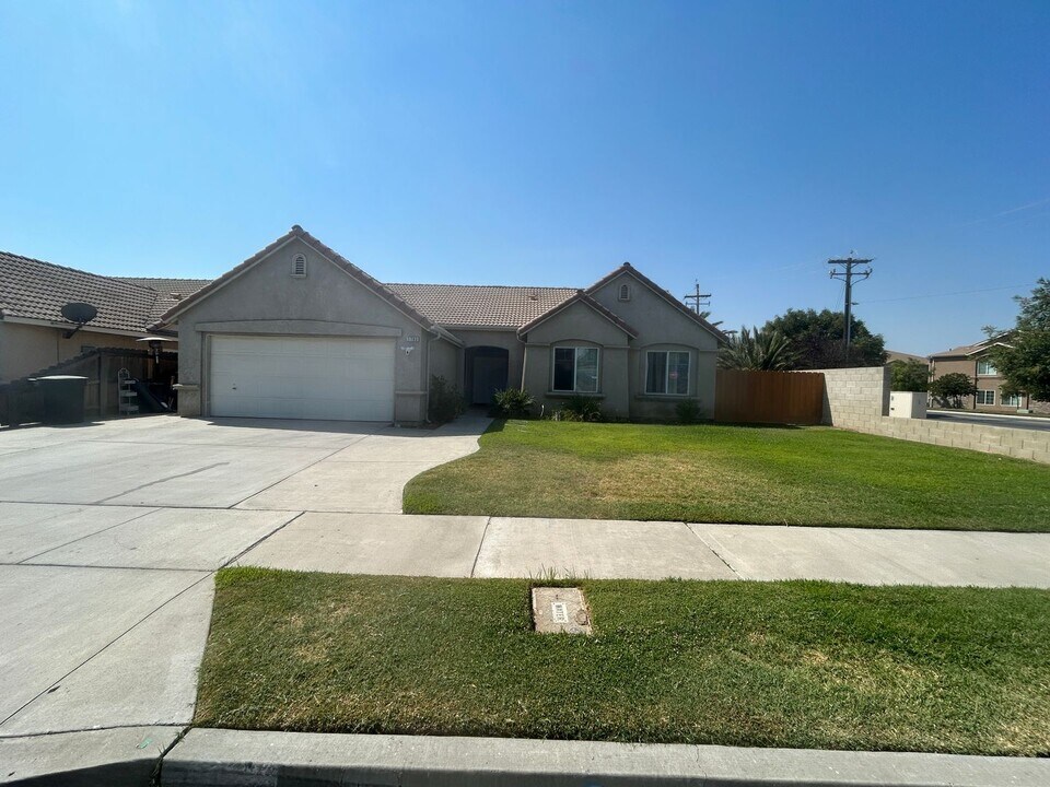 1793 Castle Way in Lemoore, CA - Building Photo