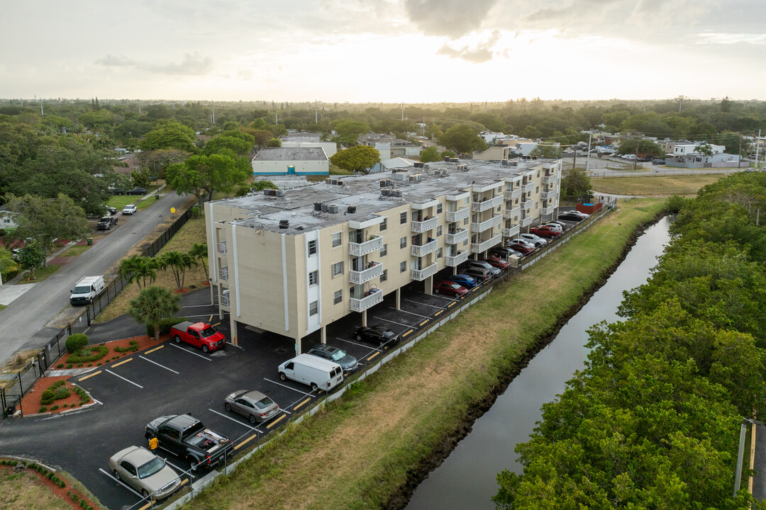 Woodcreek Condominium in North Miami, FL - Building Photo