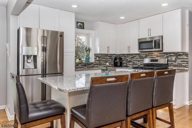 property at 7 Van Ness Ct