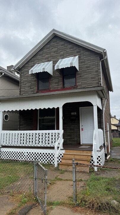 516 Allegheny Ave in Aliquippa, PA - Building Photo