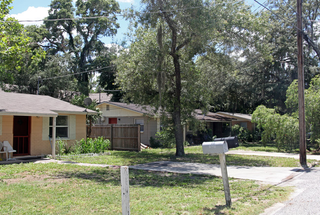 1507 E 128th Ave in Tampa, FL - Foto de edificio - Building Photo